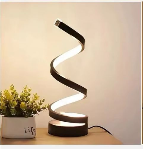 מנורת שולחן מסולסלת בעיצוב מודרני